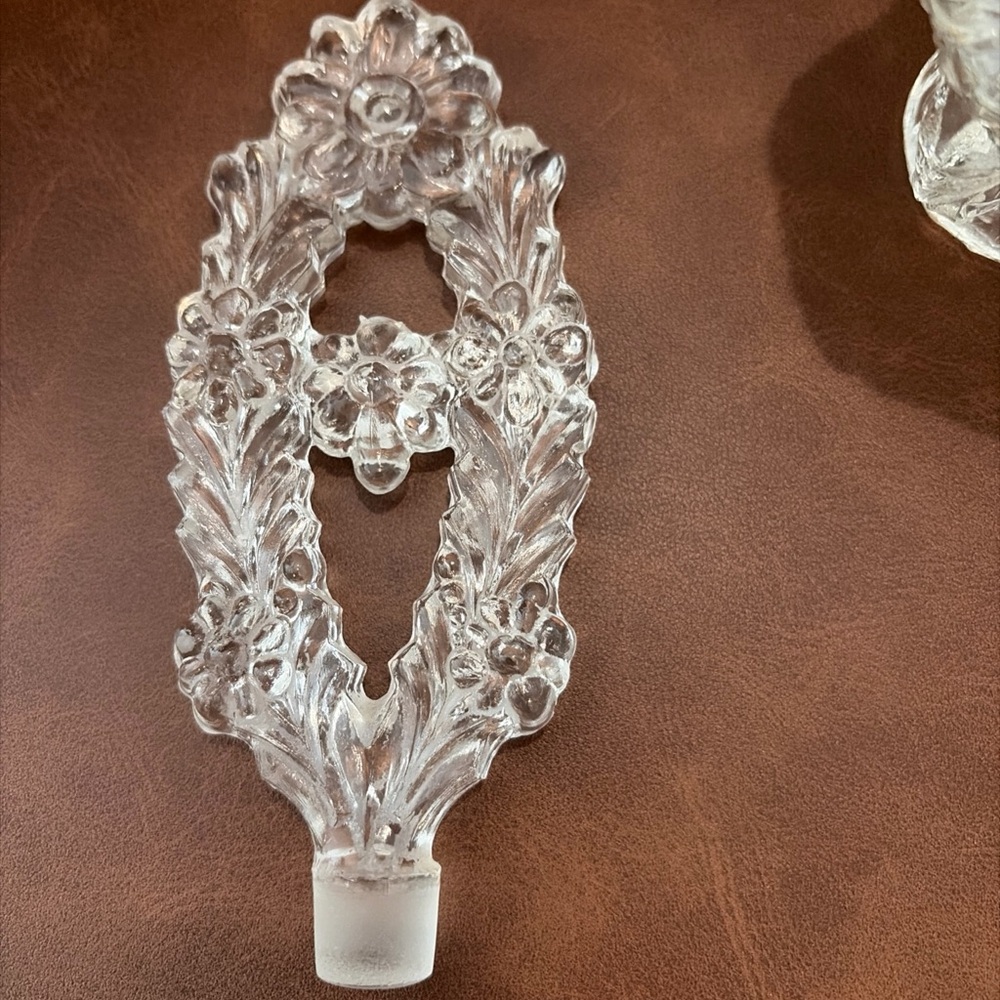 Beautiful Vintage Ornate Glass Perfume Bottle W Stopper Vanity Decor Victorian - Picture 6 of 12